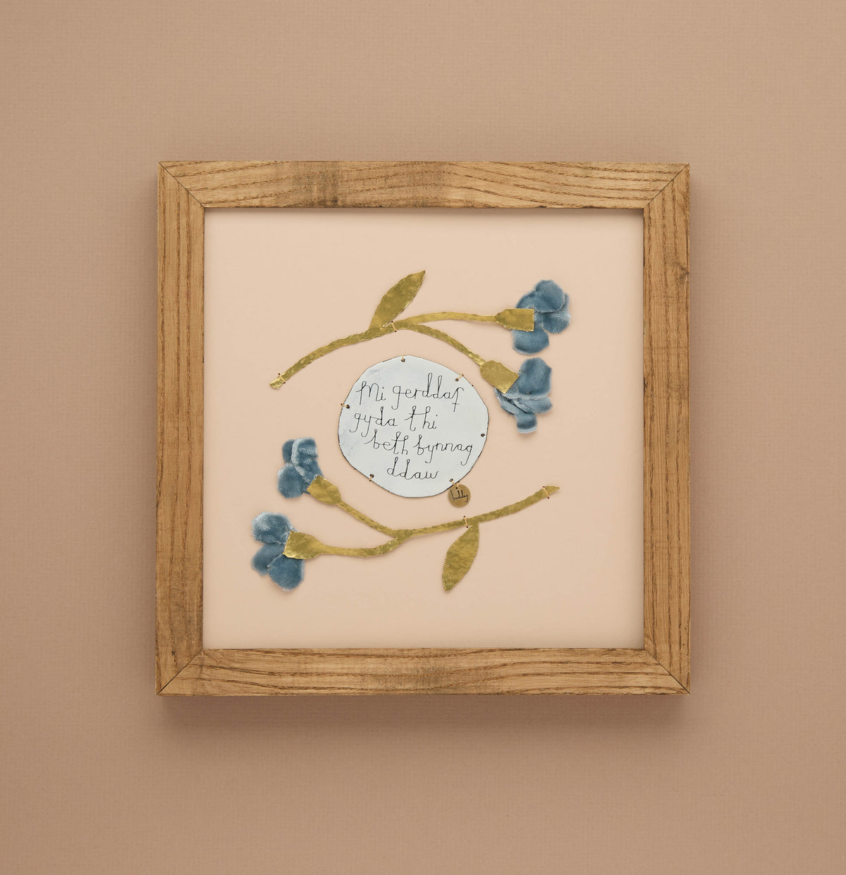 'Mi gerddaf gyda thi' flower frame